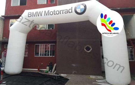 arco inflable BMW color blanco con logotipo
