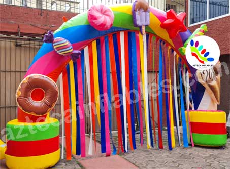 arco inflable con arcoiris y dulces